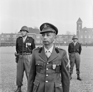 126619 Portret van sergeant eerste klasse B.M. Doornik op het paradeveld van de Kromhoutkazerne (Prins Hendriklaan 89) ...